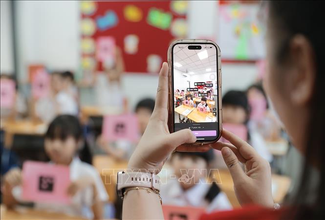 Ứng dụng công nghệ số trong giờ học thực hành tại Trường Hội nhập quốc tế iSchool Ninh Thuận. (Ảnh tư liệu: Nguyễn Thành/TTXVN)